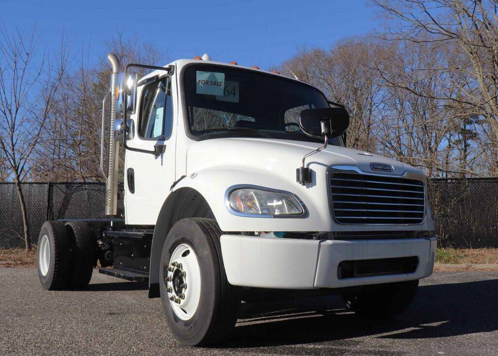 2015-freightliner-m2-106-cab-chassis-2