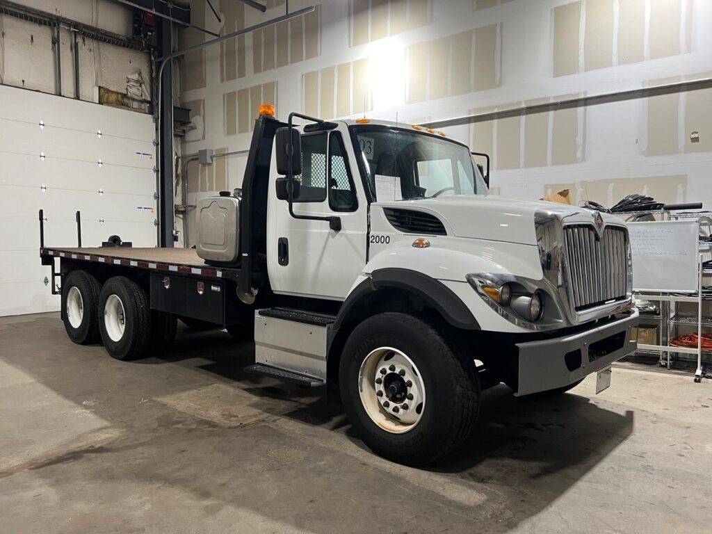 2017-international-flatbed-winch-truck-1